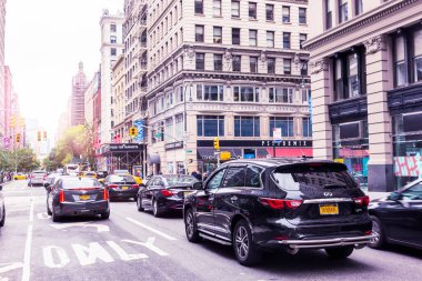 NEW YORK, ABD - 23 Eylül 2018: FIFTH AVENUE (5. Cadde) New York 'un en ünlü caddesidir. 5. Cadde en çok rakipsiz bir alışveriş caddesi olarak bilinir. Manhattan, New York City, ABD.