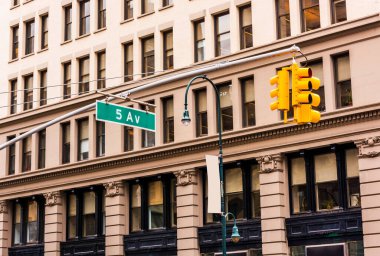 New York, Manhattan 'da 5. Cadde' nin sokak tabelası. ABD.