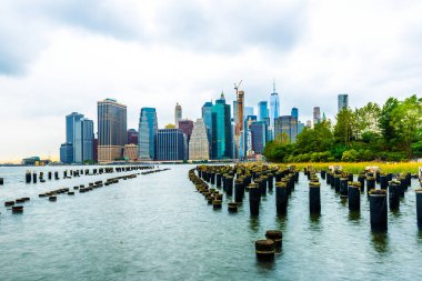 Manhattan panoramik ufuk çizgisi günbatımı görüntüsü. New York City, ABD. Manhattan 'da ofis binaları ve gökdelenler (Manhattan şehir merkezi)).