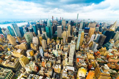 NEW YORK, ABD - 24 Eylül 2018: Manhattan silueti ve Empire State Binası 'ndan gökdelenlerin hava manzarası. New York City, ABD.