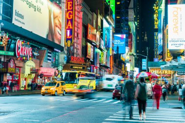 NEW YORK, ABD - 26 Eylül 2018: Times Meydanı, gece. Dünyanın en çok ziyaret edilen turistik merkezi Times Meydanı New York 'un ünlü turistik mekanıdır. Manhattan, New York City, ABD.