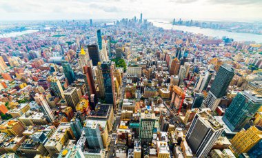 NEW YORK, ABD - 24 Eylül 2018: MANHATTAN, New York City. Manhattan gökdelenleri ve gökdelenler Empire State Binası 'nın havadan görüntüsü. New York City, ABD.