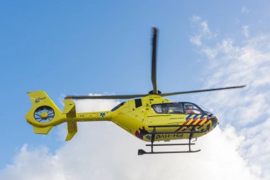 AMSTERDAM, NETHERLANDS - 25 Eylül 2017: 112 Ambulans Helikopteri. Amsterdam 'dan ANWB Tıbbi Hava Yardım (MAA). PH-HVB.