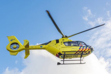 AMSTERDAM, NETHERLANDS - 25 Eylül 2017: 112 Ambulans Helikopteri. Amsterdam 'dan ANWB Tıbbi Hava Yardım (MAA). PH-HVB.