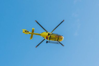 AMSTERDAM, NETHERLANDS - 25 Eylül 2017: 112 Ambulans Helikopteri. Amsterdam 'dan ANWB Tıbbi Hava Yardım (MAA). PH-HVB.