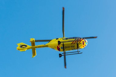 AMSTERDAM, NETHERLANDS - 25 Eylül 2017: 112 Ambulans Helikopteri. Amsterdam 'dan ANWB Tıbbi Hava Yardım (MAA). PH-HVB.
