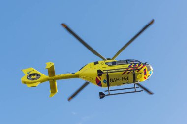 AMSTERDAM, NETHERLANDS - 25 Eylül 2017: 112 Ambulans Helikopteri. Amsterdam 'dan ANWB Tıbbi Hava Yardım (MAA). PH-HVB.