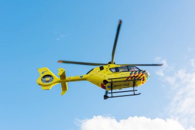 AMSTERDAM, NETHERLANDS - 25 Eylül 2017: 112 Ambulans Helikopteri. Amsterdam 'dan ANWB Tıbbi Hava Yardım (MAA). PH-HVB.