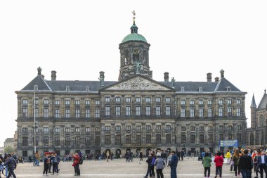 AMSTERDAM, NETHERLANDS - 25 Eylül 2017: The Royal Palace in Dam Square, Amsterdam. Hollanda.