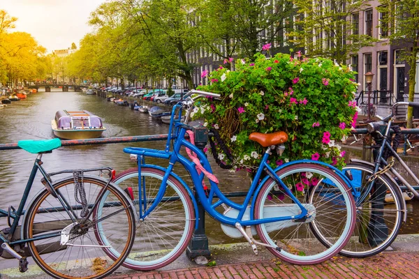 Schöne Herbstansicht Der Amsterdamer Kanäle Mit Brücke Und Typisch Holländischen — Stockfoto