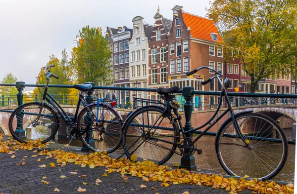 Schöne Aussicht Auf Die Amsterdamer Kanäle Mit Brücke Und Typisch — Stockfoto