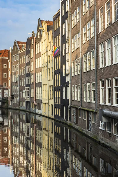 Schöne Aussicht Auf Die Amsterdamer Kanäle Mit Brücke Und Typisch — Stockfoto