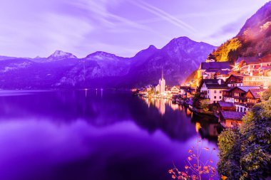 HALLSTATT, AUSTRIA Şafakta. Hallstatt 'ün güzel sonbahar manzarası. Hallstatt Avusturya 'da küçük bir kasabadır..