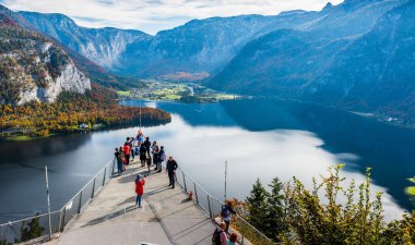 HALLSTATT, AUSTRIA - 19 Ekim 2019: Hallstatt Skywalk Dünya Mirası (Welterbeblick). Bu izleme platformu Hallstatt 'ün 350 metre yukarısında. Skywalk platformunu ziyaret eden turistler.