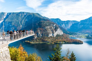 HALLSTATT, AUSTRIA - 19 Ekim 2019: Hallstatt Skywalk Dünya Mirası (Welterbeblick). Bu izleme platformu Hallstatt 'ün 350 metre yukarısında. Skywalk platformunu ziyaret eden turistler.
