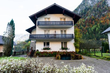 Hallstatt, Salzburg 'daki geleneksel Avusturya köy evi.