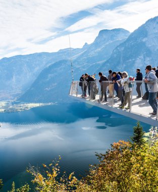 HALLSTATT, AUSTRIA - 19 Ekim 2019: Hallstatt Skywalk Dünya Mirası (Welterbeblick). Bu izleme platformu Hallstatt 'ün 350 metre yukarısında. Skywalk platformunu ziyaret eden turistler.