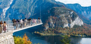 HALLSTATT, AUSTRIA - 19 Ekim 2019: Hallstatt Skywalk Dünya Mirası (Welterbeblick). Bu izleme platformu Hallstatt 'ün 350 metre yukarısında. Skywalk platformunu ziyaret eden turistler.