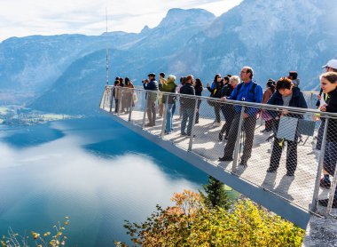 HALLSTATT, AUSTRIA - 19 Ekim 2019: Hallstatt Skywalk Dünya Mirası (Welterbeblick). Bu izleme platformu Hallstatt 'ün 350 metre yukarısında. Skywalk platformunu ziyaret eden turistler.