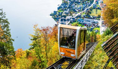 HALLSTATT, AUSTRIA - 19 Ekim 2019: Hallstatt Skywalk World Heritage View (Welterbeblick) için kablo demiryolu. Skywalk platformunu ziyaret eden turistler.