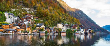 HALLSTATT, AUSTRIA. Hallstatt 'ün güzel sonbahar manzarası. Hallstatt Avusturya 'da küçük bir kasabadır..