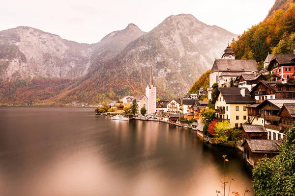 Hallstatt Ausztria Gyönyörű Őszi Kilátás Hallstatt Tükörképpel Hallstatt Egy Kisváros — Stock Fotó