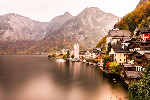 HALLSTATT, AUSTRIA. Hallstatt 'ün yansımalı güzel sonbahar manzarası. Hallstatt Avusturya 'da küçük bir kasabadır..