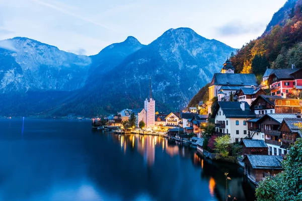 Hallstatt Ausztria Gyönyörű Őszi Kilátás Hallstatt Tükörképpel Hallstatt Egy Kisváros — Stock Fotó