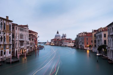 Venedik, İtalya 'da. Venedik şehri panoramik günbatımı manzarası. Grand Canal 'da güzel bir gün batımı manzarası. Accademia Köprüsü 'nden Büyük Kanal manzarası.
