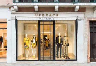 Venedik, İtalya - 24 Eylül 2019 'da Venedik' teki VersaCE Mağazası. Moda ve alışveriş caddesi (Calle Larga XXII Marzo).