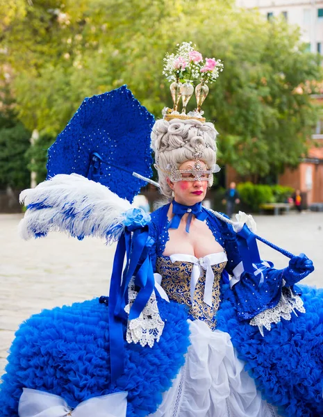 Venice イタリア 2019年9月24日 ヴェネツィアのカーニバル ヴェネツィア カーニバル ヴェネツィアのマスクカーニバルのための青い衣装やマスクで準備美しい女の子 ヴェネツィア イタリア — ストック写真
