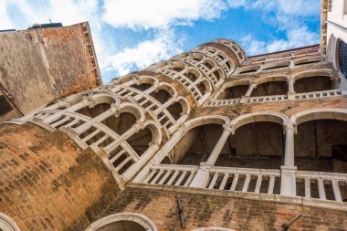 Venedik 'teki Scala Contarini del Bovolo (Palazzo Contarini del Bovolo). Palazzo Contarini del Bovolo sarmal merdivenlerle bilinen küçük bir saraydır. Venedik, İtalya.
