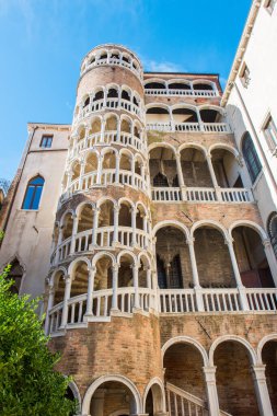 Venedik 'teki Scala Contarini del Bovolo (Palazzo Contarini del Bovolo). Palazzo Contarini del Bovolo sarmal merdivenlerle bilinen küçük bir saraydır. Venedik, İtalya.