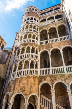 Venedik 'teki Scala Contarini del Bovolo (Palazzo Contarini del Bovolo). Palazzo Contarini del Bovolo sarmal merdivenlerle bilinen küçük bir saraydır. Venedik, İtalya.