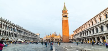 VENICE, İtalya - 23 Eylül 2019: Piazza San Marco (St. Mark Meydanı). Bazilika di San Marco (St. Mark Bazilikası) ve Campanile di San Marco (St Mark 's Campanile). Venedik, İtalya.