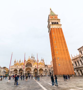 VENICE, İtalya - 23 Eylül 2019: Piazza San Marco (St. Mark Meydanı). Bazilika di San Marco (St. Mark Bazilikası) ve Campanile di San Marco (St Mark 's Campanile). Venedik, İtalya.