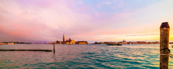 Vacker Utsikt Över Venedigs Solnedgång Med Stadens Ljus Utsikt Från — Stockfoto