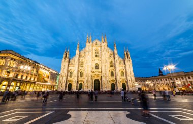 Duomo di Milano Katedrali Duomo Meydanı 'nda. (Piazza del Duomo veya Duomo Meydanı). Milano, İtalya.