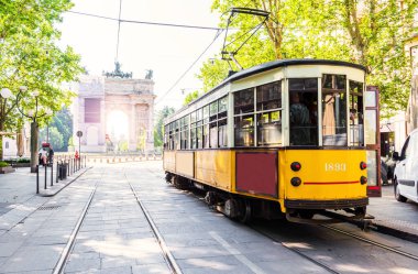 MILANO 'da nostaljik sarı tramvayla Barış Kemeri (Arco della Pace) manzarası, İtalya.