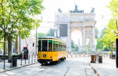 MILANO 'da nostaljik sarı tramvayla Barış Kemeri (Arco della Pace) manzarası, İtalya.