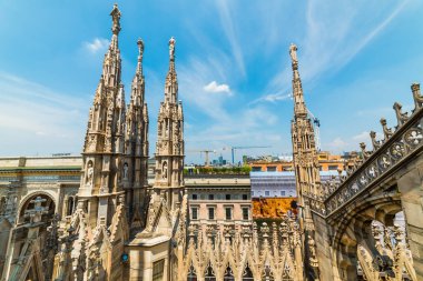 Duomo di Milano Katedrali 'nin Duomo Meydanı' ndaki çatı terası. Milano, İtalya.