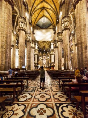 MILANO, İtalya - 3 Temmuz 2019 Duomo di Milano Katedrali Duomo Meydanı 'nda iç manzara. Milano, İtalya.