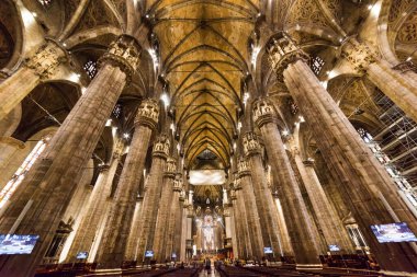 MILANO, İtalya - 3 Temmuz 2019 Duomo di Milano Katedrali Duomo Meydanı 'nda iç manzara. Milano, İtalya.