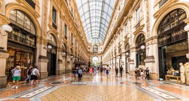 MILANO, İtalya - 4 Temmuz 2019: Milano, İtalya 'daki Galleria Vittorio Emanuele II. Milano 'daki ünlü alışveriş merkezi. Dünyanın en eski alışveriş merkezlerinden biri..