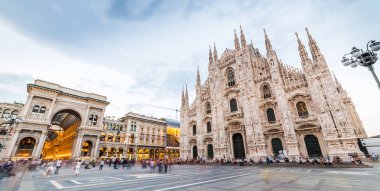 MILANO, İtalya - 3 Temmuz 2019: Piazza del Duomo veya Duomo Meydanı. Duomo di Milano Katedrali ve Duomo Meydanı 'ndaki panoramik manzaralı Galleria Vittorio Emanuele II. Milano, İtalya.