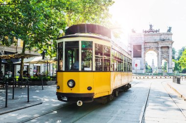 MILANO 'da nostaljik sarı tramvayla Barış Kemeri (Arco della Pace) manzarası, İtalya.