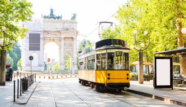 MILANO 'da nostaljik sarı tramvayla Barış Kemeri (Arco della Pace) manzarası, İtalya.