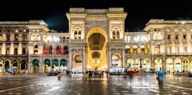 MILANO, İtalya - 4 Temmuz 2019: Milano, İtalya 'daki Galleria Vittorio Emanuele II. Milano 'daki ünlü alışveriş merkezi. Dünyanın en eski alışveriş merkezlerinden biri..