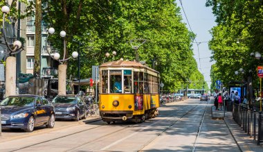 MILANO, İtalya - 3 Temmuz 2019: Milano, İtalya 'da nostaljik sarı tramvayla Barış Kemeri (Arco della Pace) manzarası.
