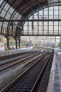AMSTERDAM, NETHERLANDS - 25 Eylül 2017 Amsterdam Centraal İstasyonu. Amsterdam Centraal Hollanda 'nın en büyük tren istasyonu ve büyük bir ulusal demiryolu merkezidir..